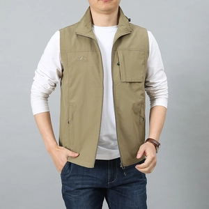 Gilet da esterno da uomo kaki con cappuccio, tasche con zip e logo ricamato