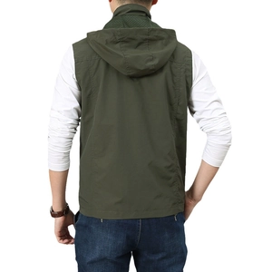 Gilet da uomo con cappuccio verde militare in tessuto antivento e fodera in rete