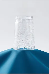 Vue macro d'un tissu bleu foncé respirant montrant la vapeur d'eau à travers les pores