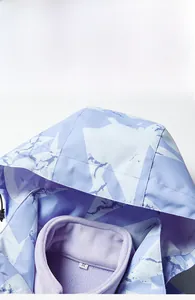 Détail de veste camouflage violette avec doublure en polaire et étiquette de taille M