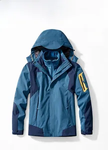 Détail d'une veste d'extérieur bleue avec fermeture éclair jaune sur la manche