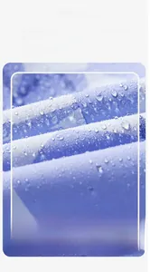 Vue macro d'un tissu fonctionnel montrant l'effet lotus imperméable et déperlant