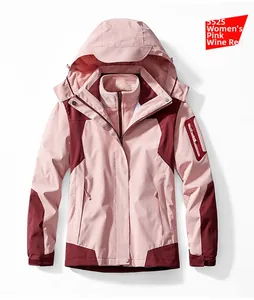 Détail de la veste outdoor 3-en-1 pour femme rose et bordeaux avec capuche et polaire