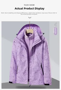 Détail de la veste camouflage violette avec doublure polaire amovible et capuche réglable
