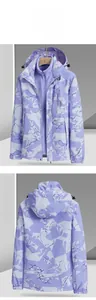 Vues avant et arrière de veste camouflage violette imperméable femme avec polaire
