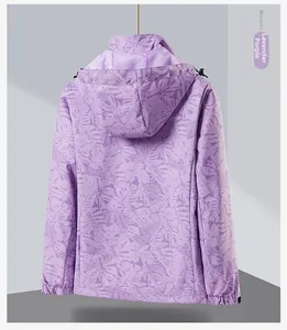Détail du coupe-vent femme violet taro avec imprimé feuilles tropicales et capuche
