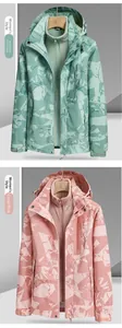 Vue détaillée de la veste d'extérieur camo et rose corail avec doublure polaire
