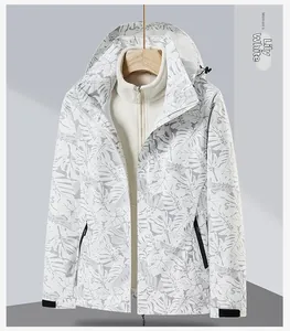 Détail de la veste camouflage Lily White avec doublure polaire et capuche réglable