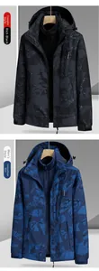 Détail de vestes de sport camouflage avec capuche et poches zippées imperméables