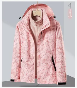 Détail de la veste outdoor camouflage rose cerise avec imprimé floral et velcros