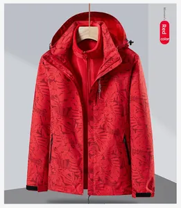 Détail de veste camouflage 3-en-1 rouge avec doublure polaire et motifs de feuilles