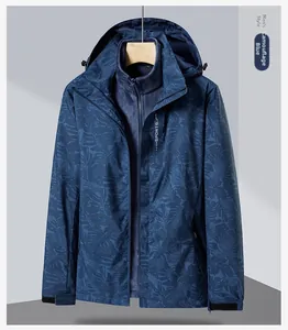 Détail de la veste outdoor 3 en 1 pour hommes en Camo Blue avec motif de feuilles et polaire