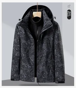 Détail d'une veste d'extérieur 3-en-1 pour hommes avec motif feuilles et doublure polaire