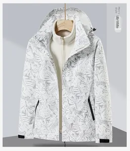 Détail de la veste outdoor 3-en-1 blanc lys avec motif de feuilles et doublure polaire
