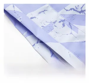 Détail de l'ourlet ample avec imprimé camouflage violet et double couture de haute précision