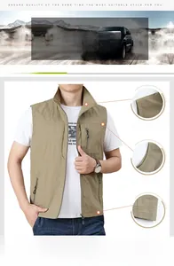Dettaglio del gilet outdoor kaki con colletto in piedi, cerniera e design multitasche
