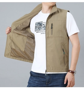 Dettaglio del gilet utility kaki con collo alto e fodera in rete traspirante