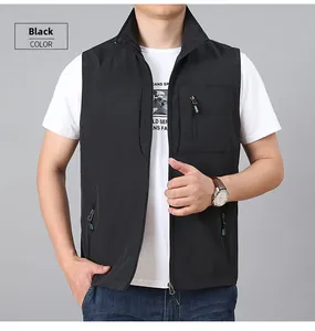 Dettaglio gilet tattico nero con tasca sul petto verticale e chiusura a zip intera