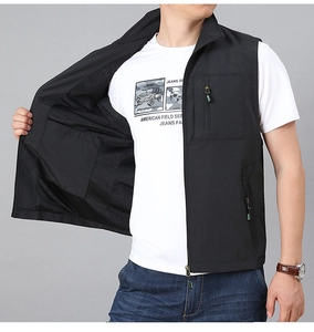 Dettaglio del gilet outdoor nero con fodera in rete traspirante e tasca interna