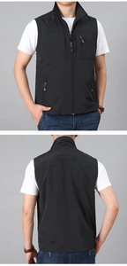 Dettaglio del gilet sportivo nero da uomo con tre tasche con zip e collo a lupetto
