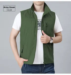Dettaglio del gilet da lavoro senza maniche verde militare con tasche e colletto