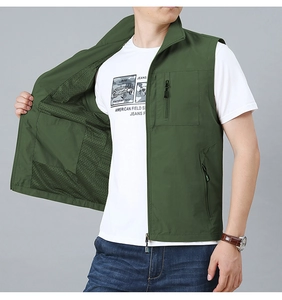 Dettaglio del gilet outdoor verde scuro con tasche multiple e fodera in rete traspirante