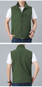 Collage verticale che mostra fronte e retro di un gilet utility verde scuro con tasche esterne