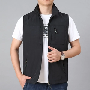 Gilet multitasche nero da uomo con collo alto e pratiche tasche con cerniera