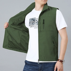 Gilet utility uomo verde militare con collo a lupetto e tasche con zip funzionali