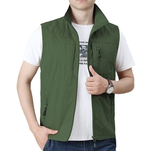 Gilet uomo verde militare senza maniche con collo alto e design multitasche funzionale