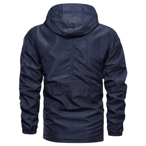 Giacca a vento con cappuccio da uomo blu scuro, stile outdoor casual, vista posteriore