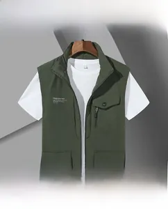 Dettaglio del gilet outdoor verde militare con tasche multiple e design a collo alto