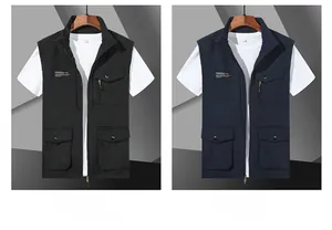 Dettaglio del gilet utilitario multitasche in nero e blu per attività all'aria aperta