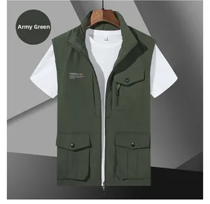 Dettaglio del gilet outdoor verde militare con tasche cargo e chiusura a zip frontale