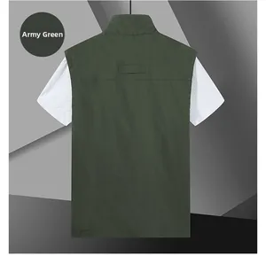 Vista posteriore del gilet da esterno verde militare con tasche e cuciture resistenti
