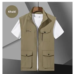 Dettaglio del gilet outdoor kaki con tasche multifunzione e stampa freedom