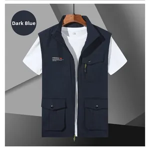 Dettaglio del gilet utilitario blu scuro con tasche multiple con bottoni e colletto