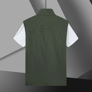 Vista posteriore di un gilet utilitario da uomo verde scuro con collo alto