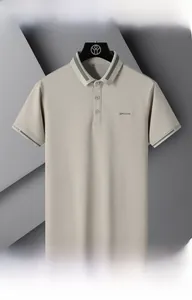 Détail d'un polo pour homme en tissu piqué glacé avec col à rayures contrastées