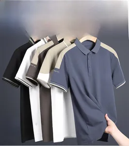 Gros plan de polos de diverses couleurs avec empiècements contrastés et poignets côtelés