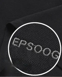 Détail de la broderie EPSOOG sur maille noire montrant la texture et la qualité du tissu