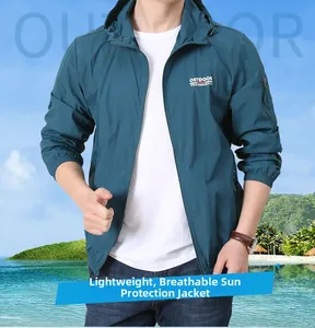 Détail de la veste de protection solaire bleue respirante avec imprimé outdoor de sport