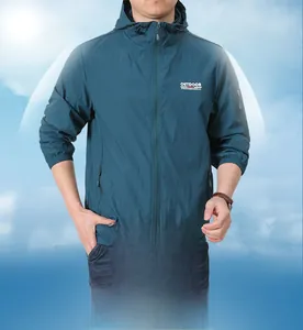 Détail de la veste de protection solaire cyan foncé pour hommes avec imprimé outdoor