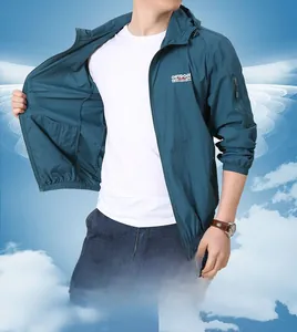 Détail d'une veste de protection solaire à capuche bleu foncé avec motif imprimé