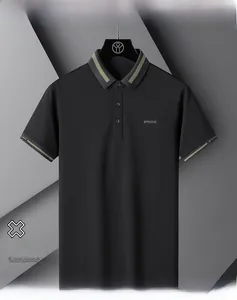 Détail du polo noir montrant le col rayé gris-vert et le logo de la marque EPSOOG