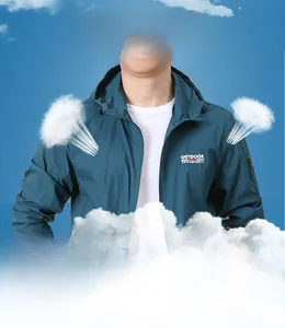 Détail d'une veste de protection solaire légère pour hommes avec capuche bleu foncé