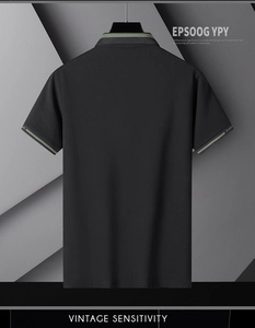 Détail du dos du polo pour homme montrant les poignets rayés et la texture en tricot