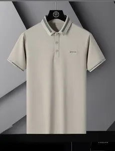 Détail d'un polo beige pour homme avec col rayé vert et broderie de logo premium
