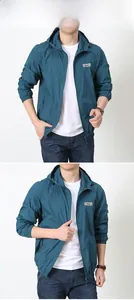 Détail de la veste outdoor à capuche vert foncé avec texte outdoor professional et zip