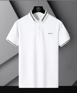 Détail d'un polo blanc avec col à rayures vertes et broderie de la marque EPSOOG